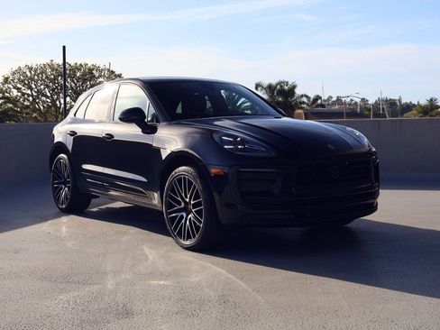 Certified 2025 Porsche Macan image 7