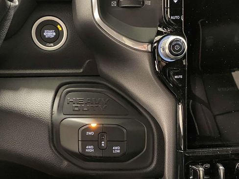 New 2025 RAM 2500 Laramie AWD/4WD image 17