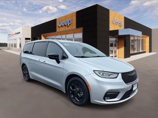 Used 2023 Chrysler Pacifica Limited w/ Uconnect Theater Family Group video 1