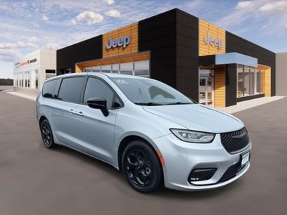 Used 2023 Chrysler Pacifica Limited w/ Uconnect Theater Family Group