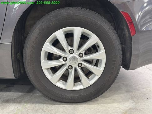 Used 2019 Chrysler Pacifica Touring-L image 15