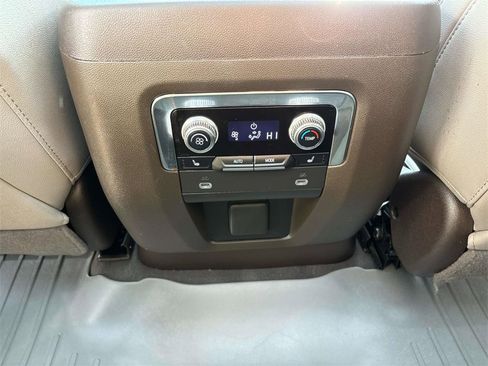 Used 2023 GMC Yukon XL SLT w/ SLT Luxury Package image 13