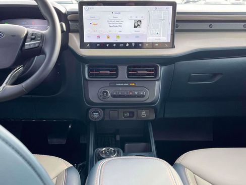 Used 2025 Ford Maverick Lariat image 3