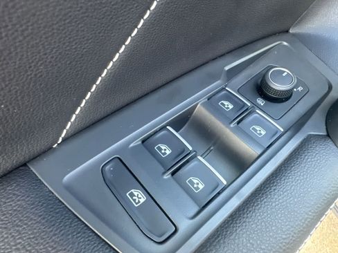 Used 2023 Volkswagen Tiguan SE AWD/4WD image 23