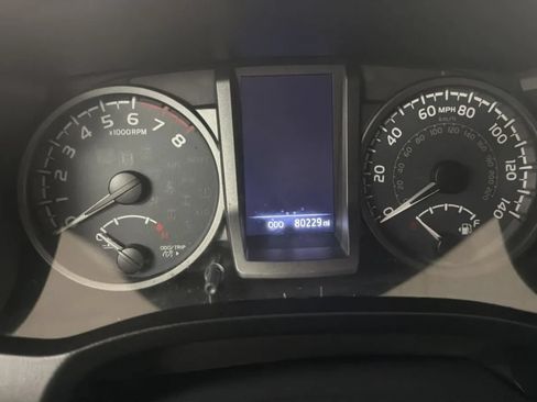 Used 2019 Toyota Tacoma TRD Off-Road w/ Technology Package AWD/4WD image 11