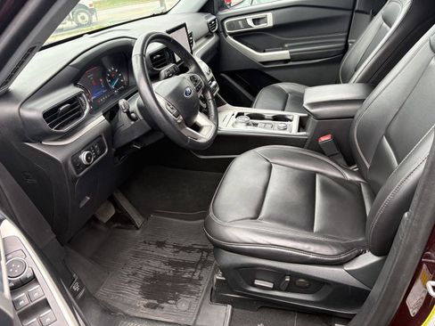 Used 2022 Ford Explorer XLT w/ Equipment Group 202A image 4