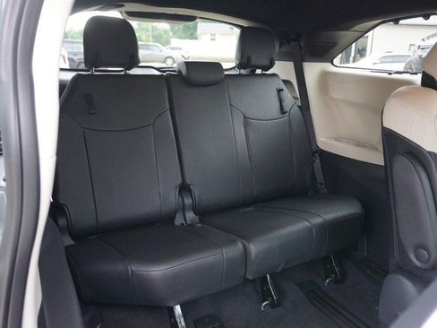 Used 2026 Toyota Sienna Limited FWD image 32