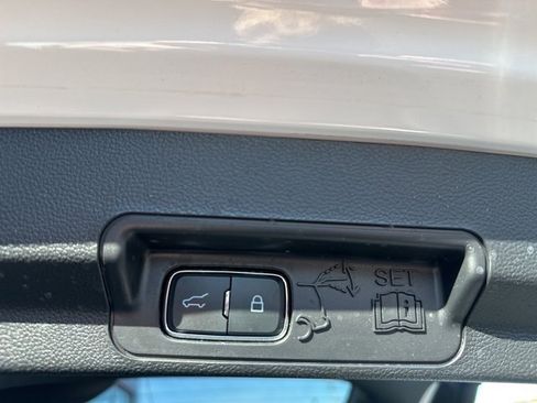 Used 2023 Ford Explorer XLT image 13