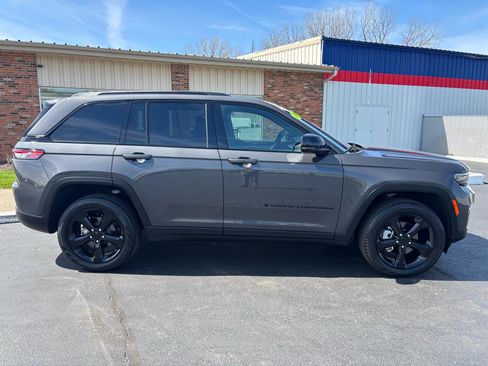 Used 2024 Jeep Grand Cherokee Limited w/ Luxury Tech Group II image 2