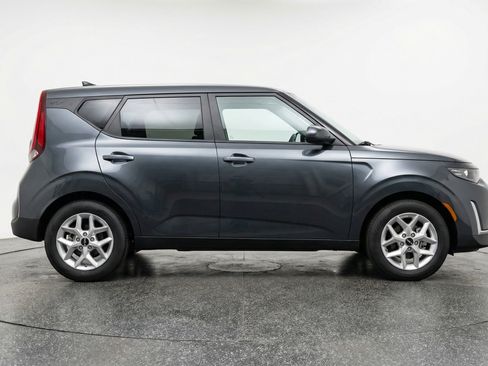 Used 2025 Kia Soul LX w/ LX Technology Package FWD image 11