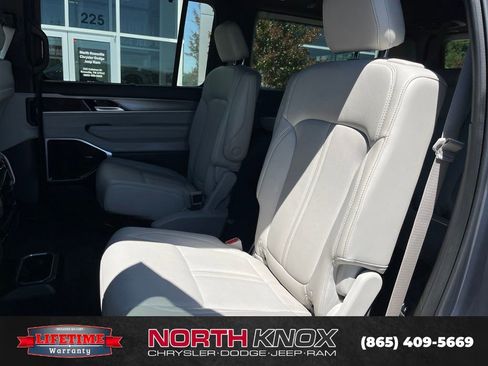 Used 2025 Jeep Wagoneer Series III w/ Premium Group I AWD/4WD image 17