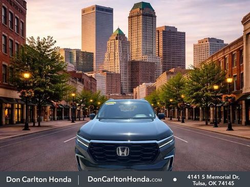 Used 2025 Honda Pilot Touring image 2