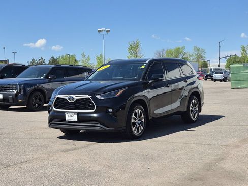 Used 2022 Toyota Highlander XLE AWD/4WD image 4