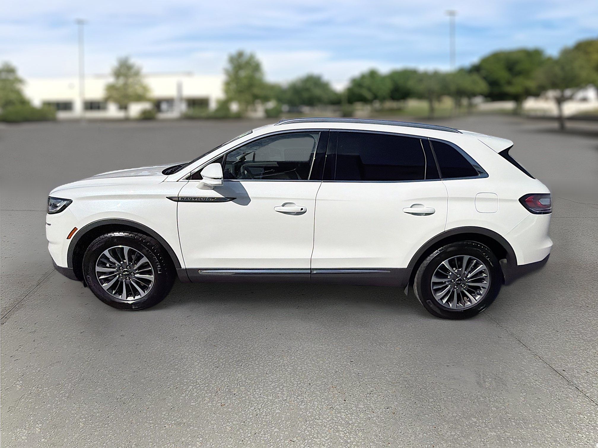 Used 2023 Lincoln Nautilus FWD w/ Premium Package image 4