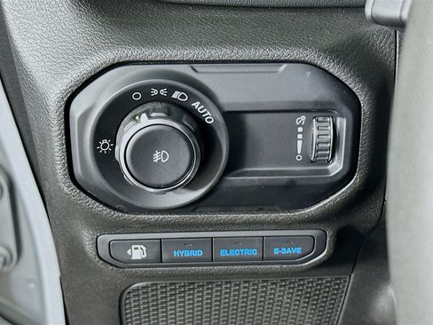 Used 2023 Jeep Wrangler Unlimited Sahara AWD/4WD image 16