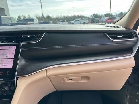 Used 2022 Jeep Grand Cherokee Limited image 53