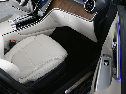 Used 2024 Mercedes-Benz GLC 300 4MATIC image 3