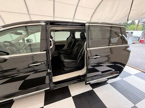 Used 2023 Chrysler Pacifica Limited FWD image 18