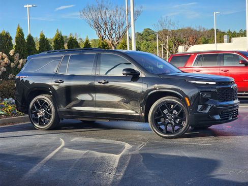Used 2025 Chevrolet Traverse RS image 3