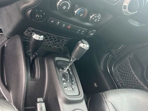Used 2016 Jeep Wrangler Unlimited Rubicon AWD/4WD image 13