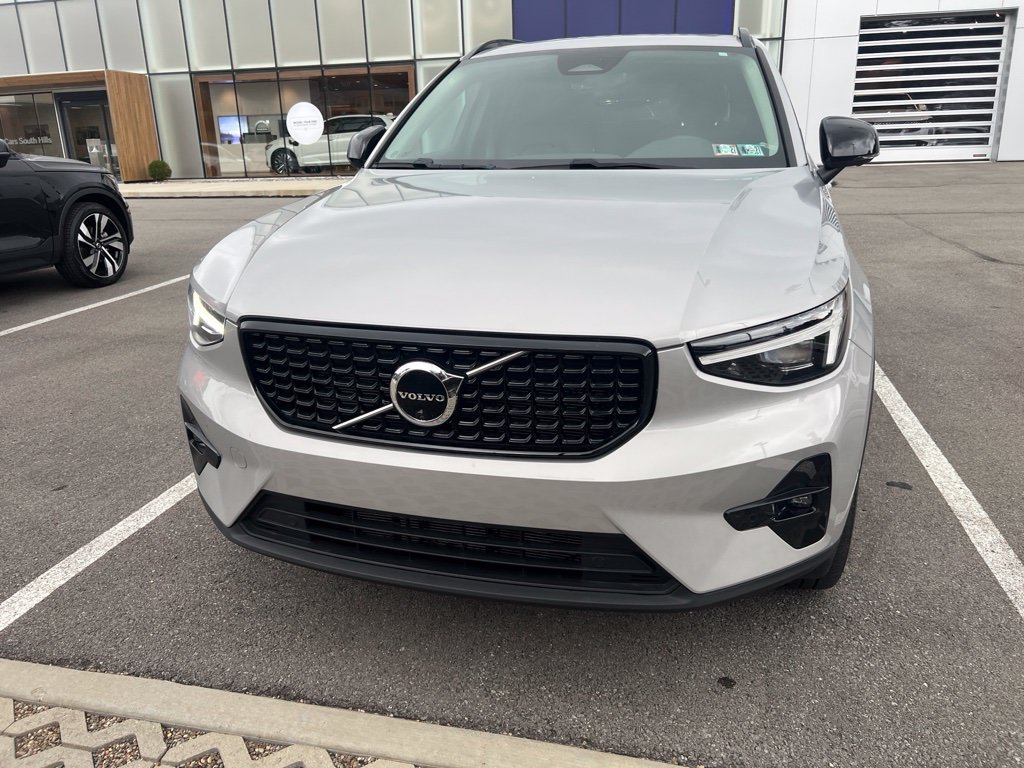 Used 2023 Volvo XC40 B5 Ultimate w/ Climate Package AWD/4WD image 2