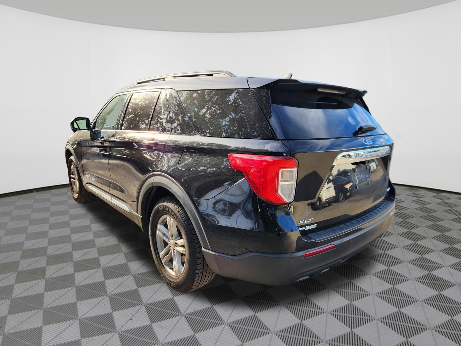 Used 2021 Ford Explorer XLT AWD/4WD image 3