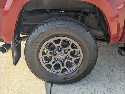 Used 2018 Toyota Tacoma SR5 AWD/4WD image 19