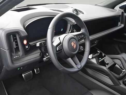 Certified 2026 Porsche Cayenne GTS AWD/4WD image 5