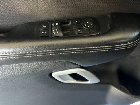 Used 2015 Dodge Challenger SXT RWD image 10