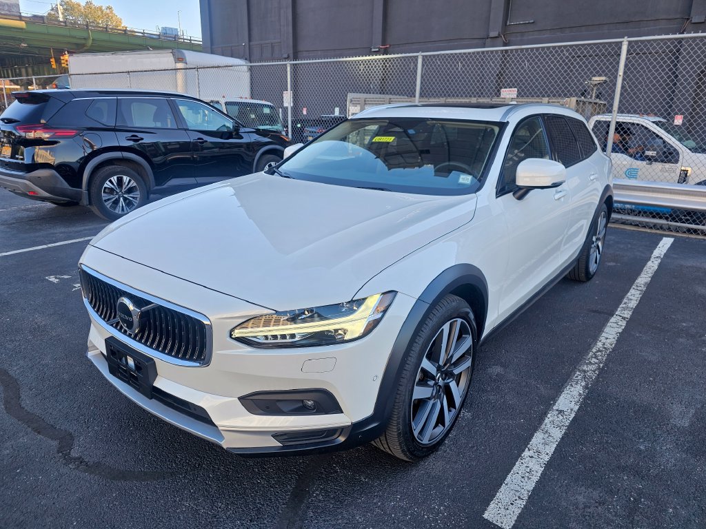 Certified 2025 Volvo V90 B6 Cross Country Plus AWD/4WD image 26