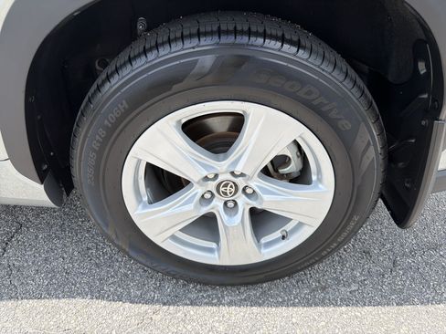 Certified 2024 Toyota Highlander LE AWD/4WD image 28