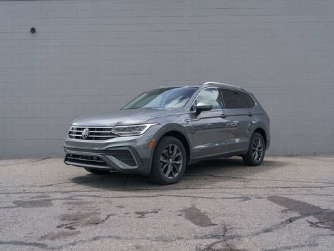 Used 2023 Volkswagen Tiguan SE AWD/4WD image 1