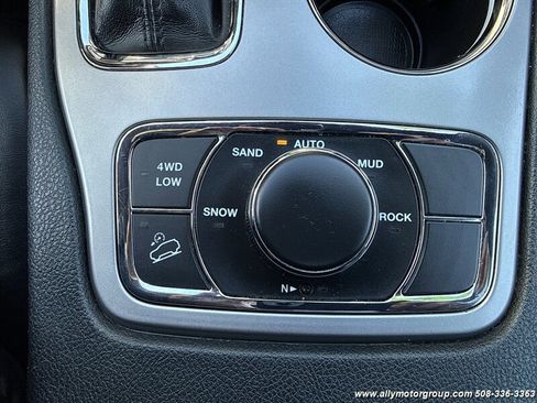 Used 2020 Jeep Grand Cherokee Limited image 24