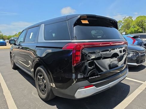 Used 2025 Kia Carnival FWD image 7