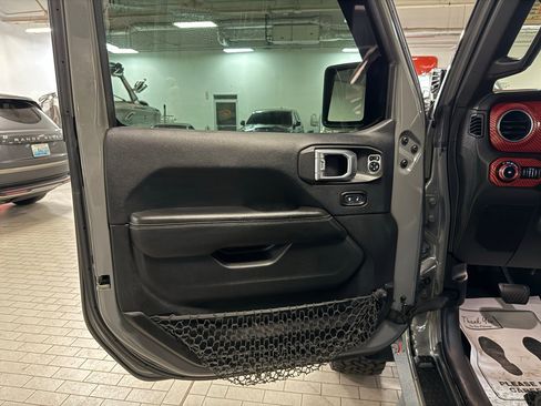 Used 2018 Jeep Wrangler Unlimited Sahara image 33
