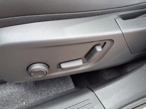 New 2025 Volvo XC40 B5 Core w/ Protection Package Premier image 17