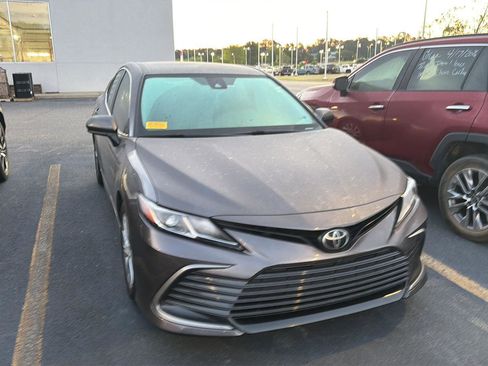 Used 2022 Toyota Camry LE image 5