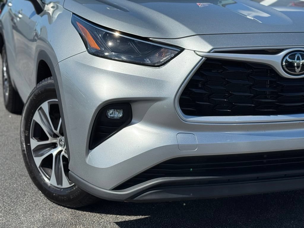 Used 2023 Toyota Highlander XLE FWD image 3