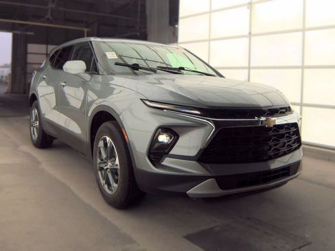 Used 2025 Chevrolet Blazer LT AWD/4WD image 2