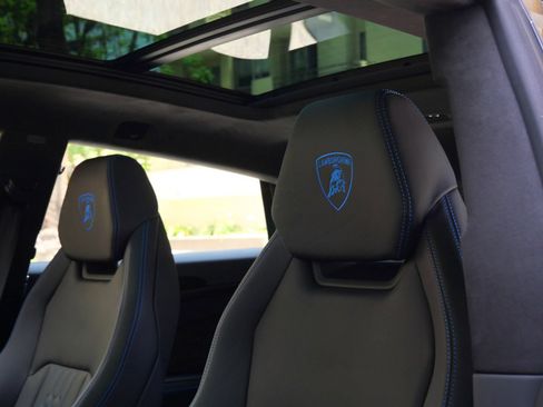 Used 2025 Lamborghini Urus SE AWD/4WD image 19