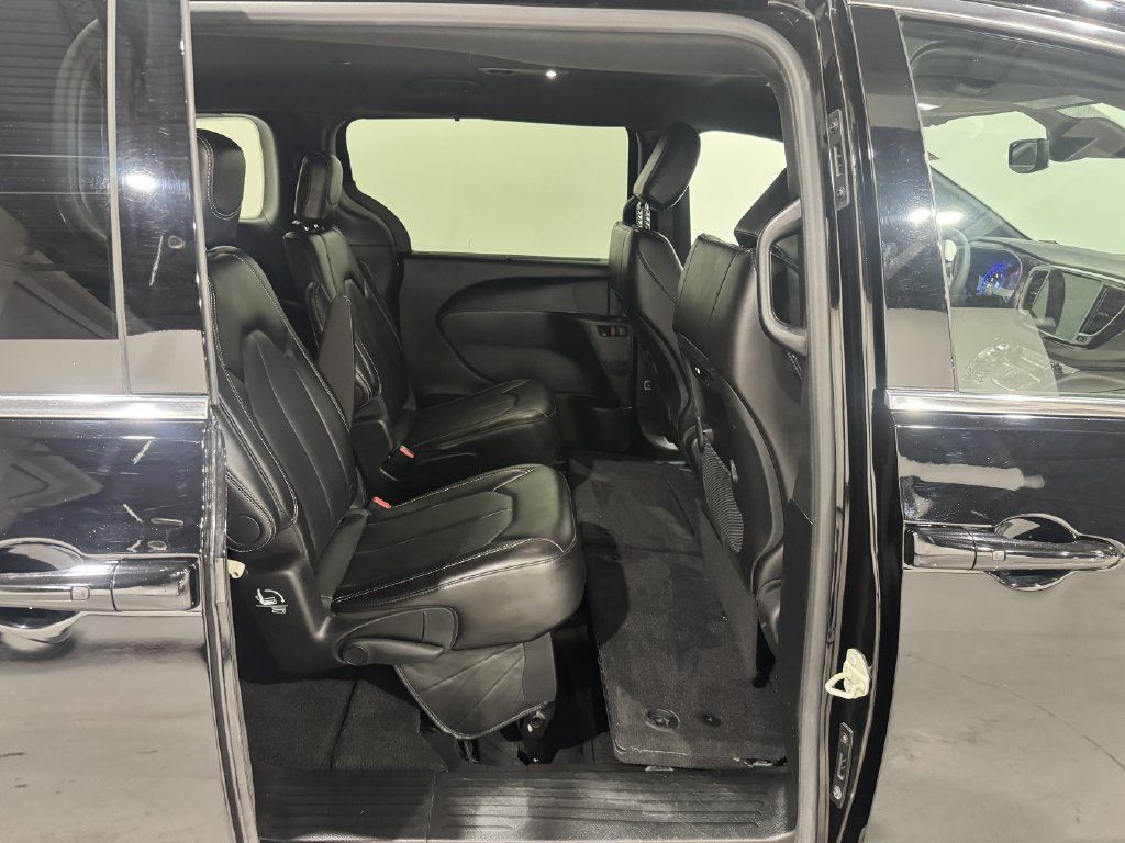 Used 2025 Chrysler Pacifica Select FWD image 25