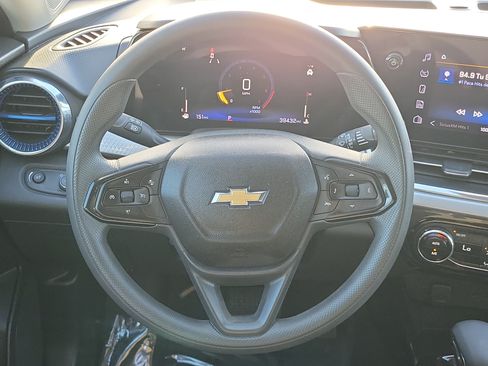Used 2025 Chevrolet Trax LT FWD image 18