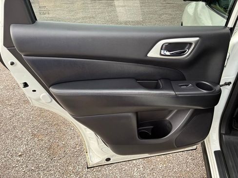 Used 2020 Nissan Pathfinder SL image 11