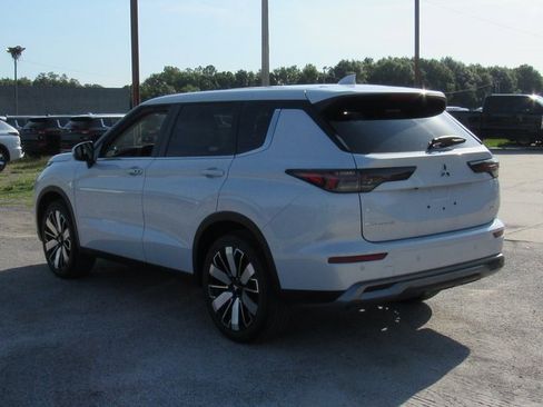 New 2025 Mitsubishi Outlander SE image 5
