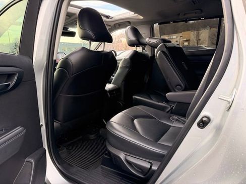 Used 2022 Toyota Highlander XLE image 18