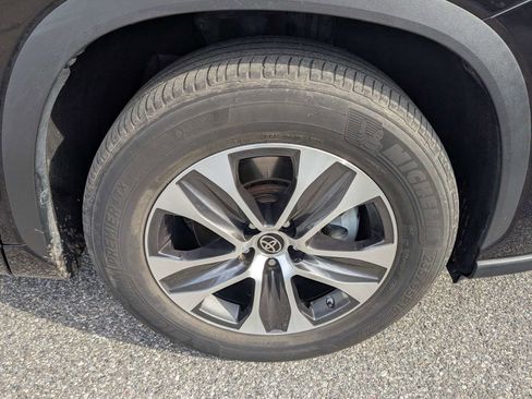 Used 2022 Toyota Highlander XLE image 11