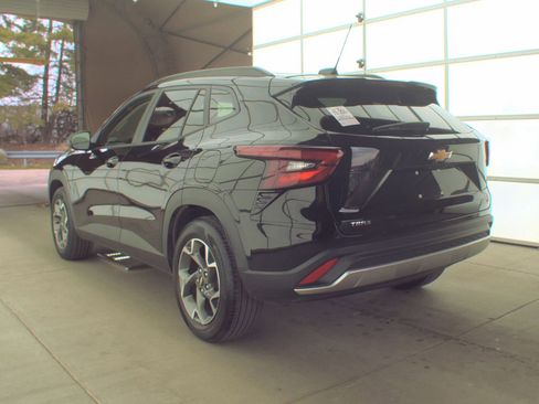 Used 2025 Chevrolet Trax LT w/ LT Convenience Package image 8