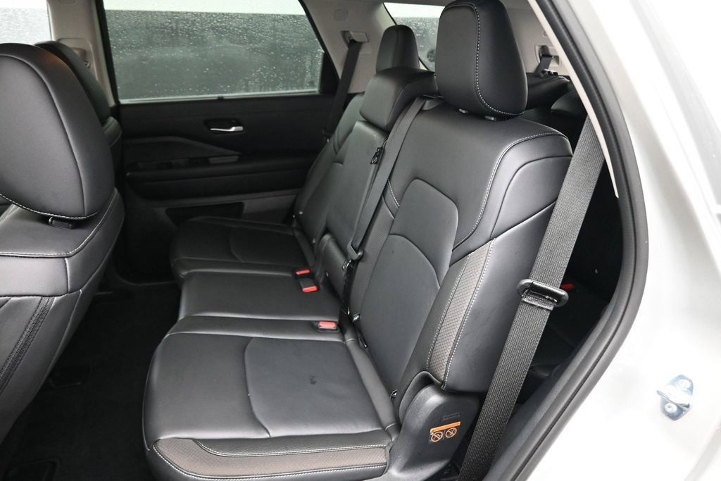 Certified 2025 Nissan Pathfinder SL FWD image 17