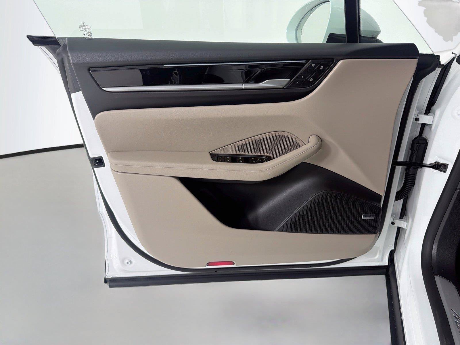Certified 2026 Porsche Macan Electric RWD image 7
