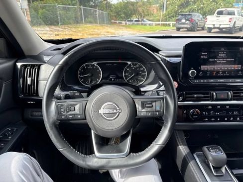 Used 2025 Nissan Pathfinder SV AWD/4WD image 9
